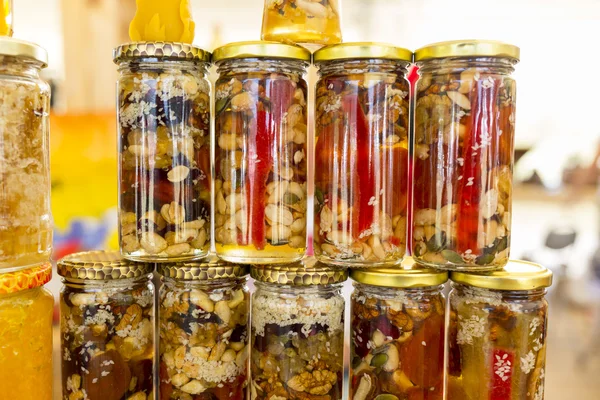 Мед із сухофруктами та горіхами — стокове фото