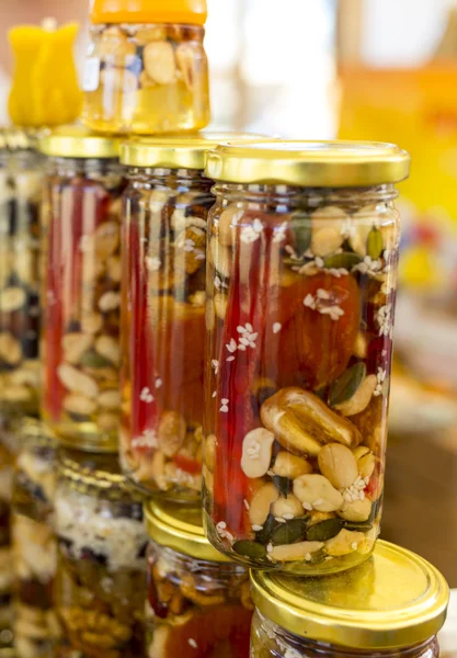 Honig mit Trockenfrüchten und Nüssen — Stockfoto
