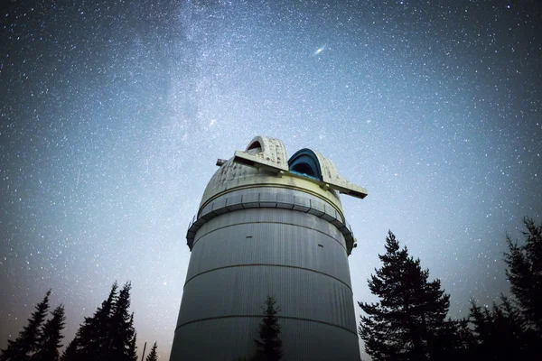 Astronomical Observatory under the night sky stars. Vignette — Stock Photo, Image