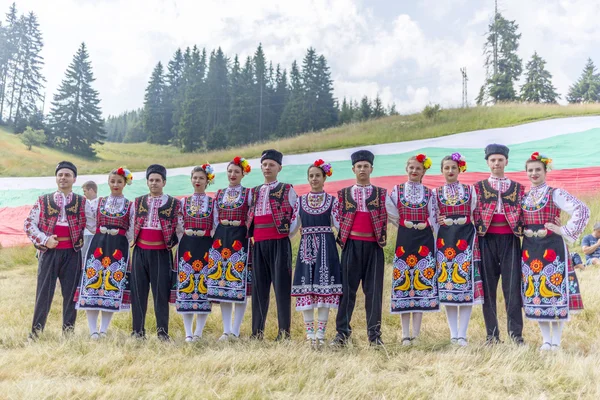 Bulgarische Tänzer in Folklore-Kostümen — Stockfoto