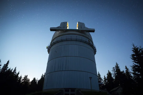Astronomical Observatory under the night sky stars — Stock Photo, Image