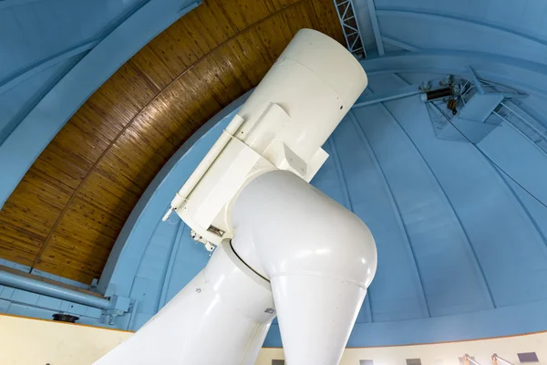 Grand télescope professionnel dans un observatoire — Photo