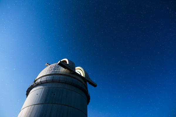 天文台在夜空下的星星 — 图库照片