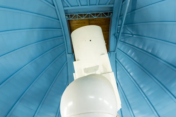 Большой профессиональный телескоп в обсерватории Стоковая Картинка