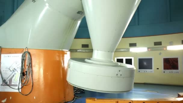 Grote professionele telescoop in een observatorium. Tilt — Stockvideo