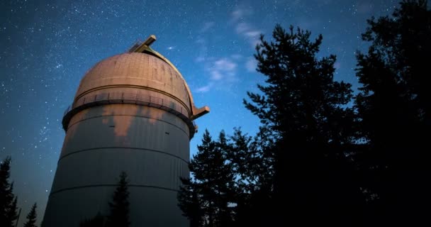 Astronomisch observatorium onder de nachtelijke hemel de hoofdrollen. Vignet. 4k — Stockvideo