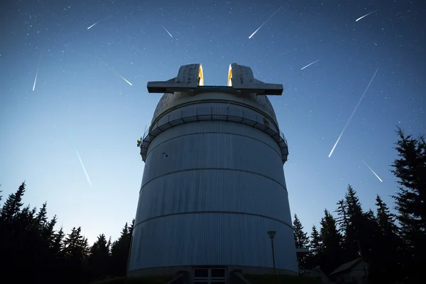 Osservatorio astronomico sotto le stelle del cielo notturno — Foto Stock