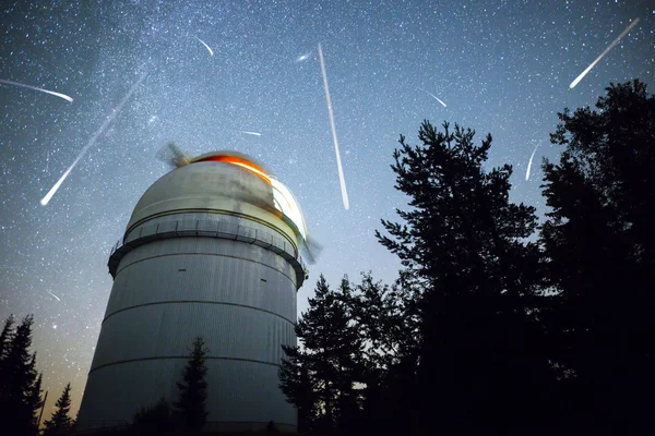 Astronomical Observatory under the night sky stars — Stock Photo, Image