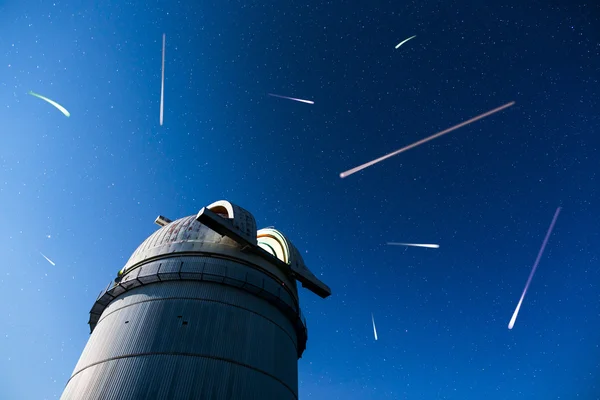 Астрономическая обсерватория под звездами ночного неба Лицензионные Стоковые Фото