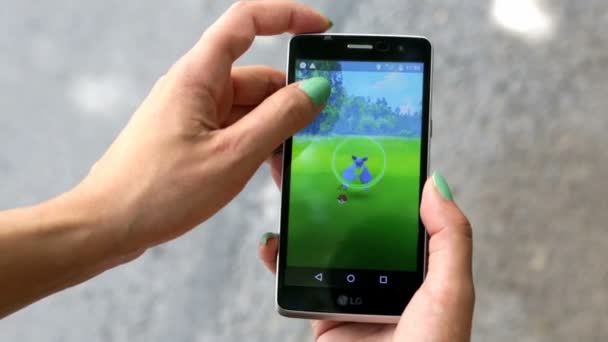 Pokemon Go spel i en hand. Zubat — Stockvideo