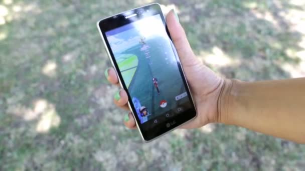 Pokemon Go Spiel in einer Hand — Stockvideo