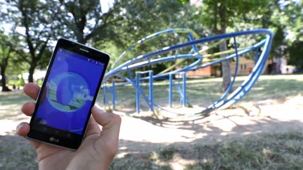 Pokemon Go Spiel in einer Hand — Stockvideo