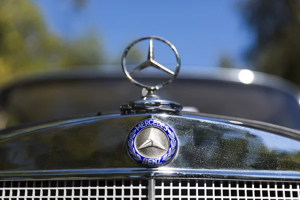 Retro Mercedes-Benz Auto-Logo — Stockfoto