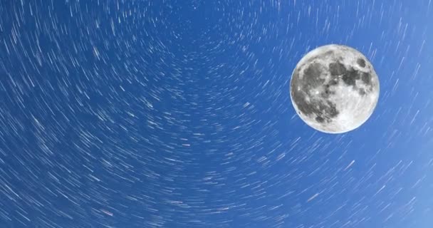 La Vía Láctea y la Luna llena 4k timelapsein modo cometa — Vídeos de Stock