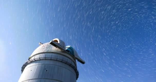 Observatorio Astronómico bajo las estrellas del cielo nocturno. 4k timelapse en modo cometa — Vídeo de stock