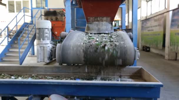 Glas afval in de recycling van de faciliteit. Glas deeltjes op lijn — Stockvideo