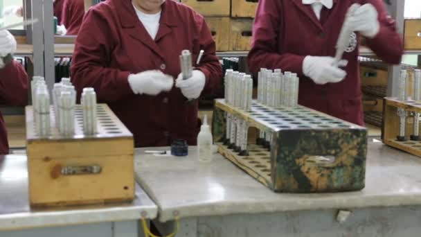 Armas de arsenal de armas de producción de detonadores trabajadores. Acercar — Vídeos de Stock