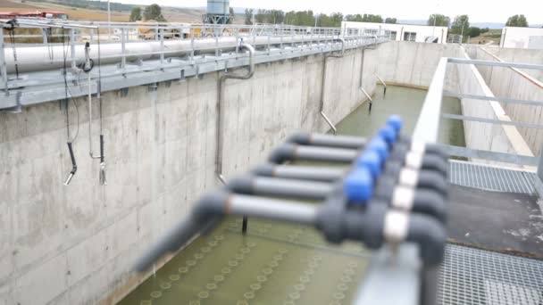 Instalación de tratamiento de aguas residuales válvulas tuberías desenfoque — Vídeo de stock