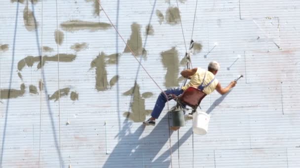 ぶら下がっている建物工業労働者 — ストック動画