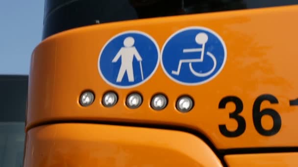 Trasporti pubblici nuovi autobus Disabili fisici — Video Stock