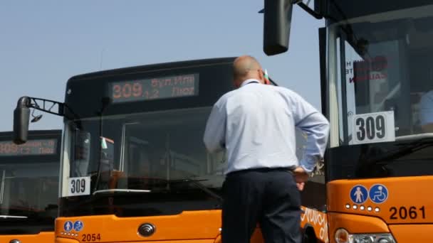 Transporte público nuevos autobuses conductores — Vídeos de Stock