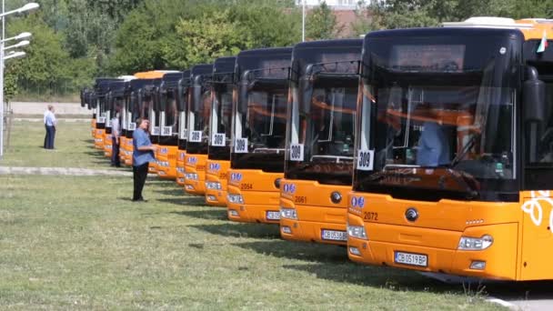 Transportu publicznego w nowych autobusach sterowniki — Wideo stockowe