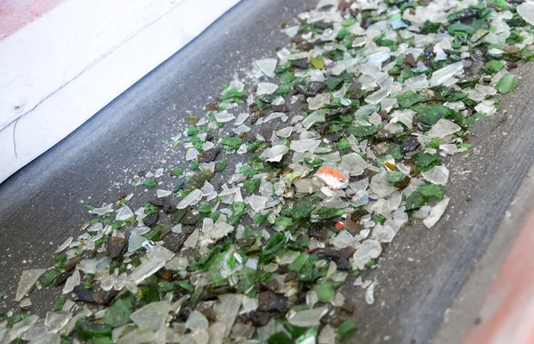 Residuos de vidrio en instalaciones de reciclaje. Partículas de vidrio en una máquina —  Fotos de Stock