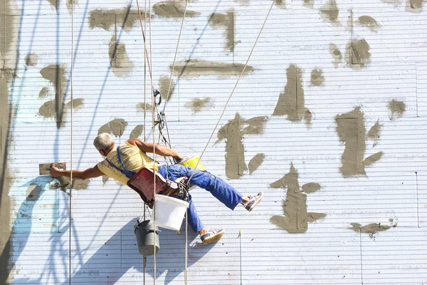 Building industrial worker hanging — Stock Photo, Image