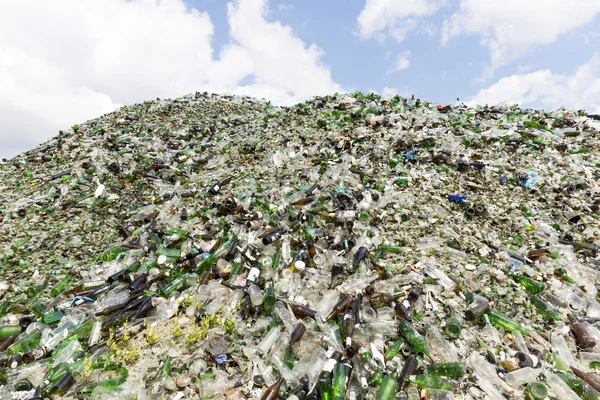 Szklane odpady do recyklingu. Kupie butelek. — Zdjęcie stockowe