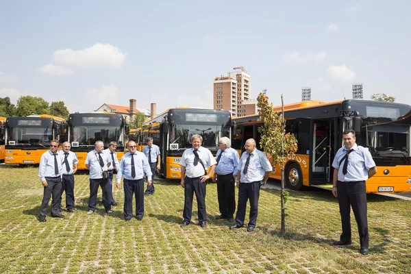 Transportu publicznego w nowych autobusach sterowniki — Zdjęcie stockowe