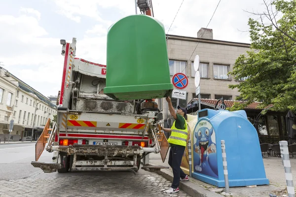 Recykling samochodów ciężarowych, zbierając w koszach na śmieci — Zdjęcie stockowe