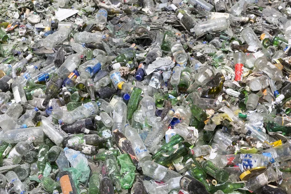 Glas avfall i återvinning facility. Högen av flaskor. — Stockfoto