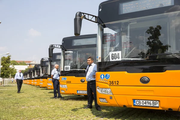 Transportu publicznego w nowych autobusach sterowniki — Zdjęcie stockowe