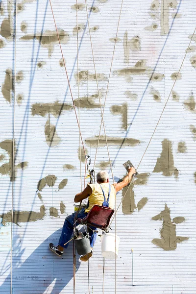 Building industrial worker hanging — Stock Photo, Image