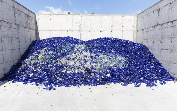 Rifiuti di vetro nell'impianto di riciclaggio. Flaconi blu — Foto Stock