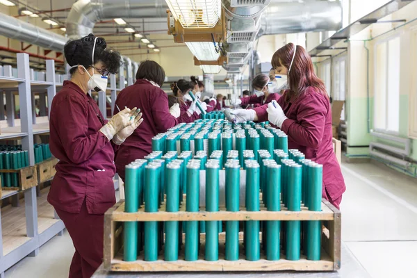 Trabalhadores da produção de arsenal de armas — Fotografia de Stock