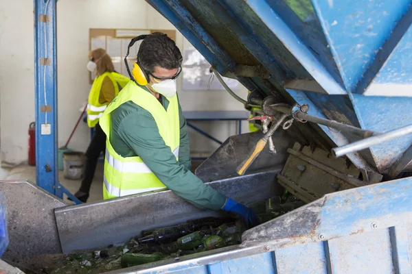 Trabajador de residuos de vidrio en instalaciones de reciclaje — Foto de Stock