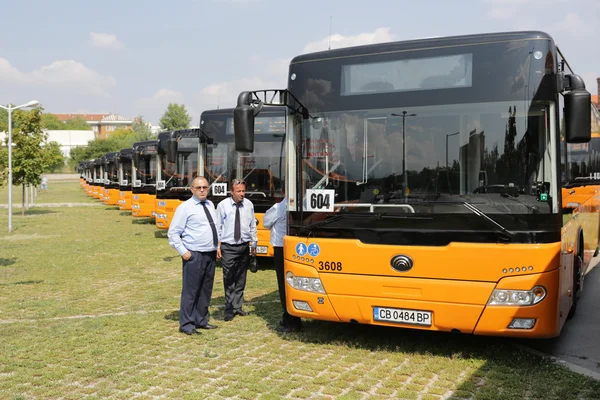 Transportu publicznego w nowych autobusach sterowniki — Zdjęcie stockowe