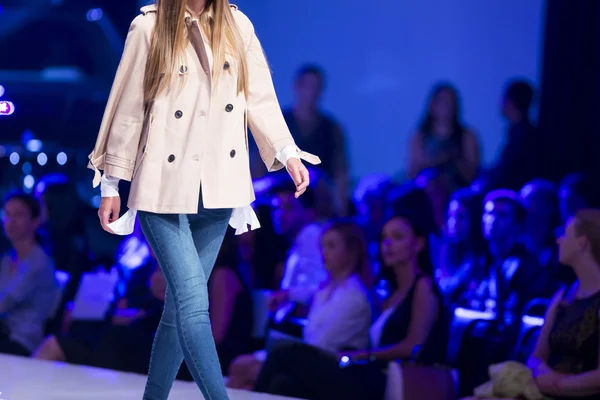 Sofia Fashion Week kvinnliga blåjeans — Stockfoto