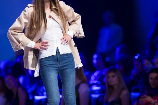 Sofia Fashion Week kvinnliga blåjeans — Stockfoto