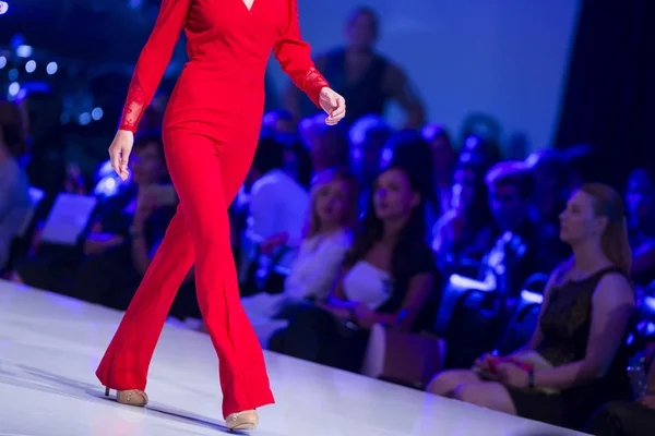 Budapest Fashion Week piros ruha — Stock Fotó