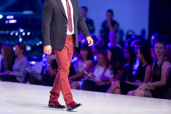 Týden módy Sofie mužské červené kalhoty — Stock fotografie