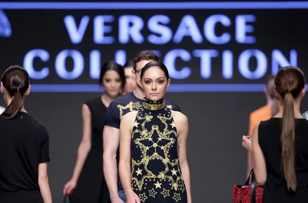 Sofia Fashion Week kvinnliga Versace — Stockfoto