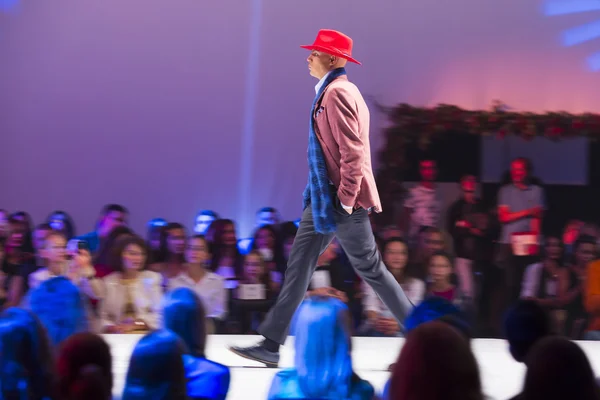 Sofía Fashion Week sombrero rojo masculino — Foto de Stock