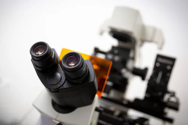 Lentes Microscopio Equipo Moderno Para Investigación Biológica — Foto de Stock