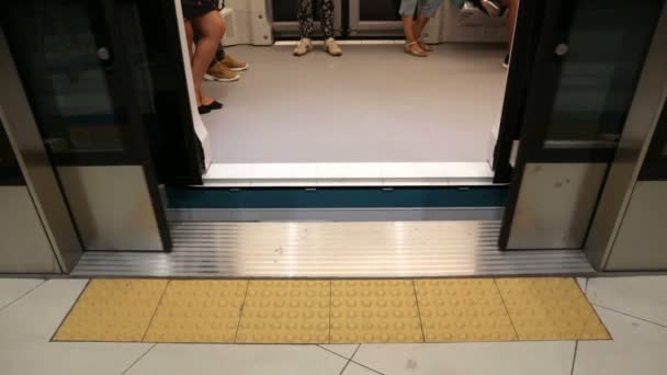 Metro Kapıları Trenin Dışından Kapanıyor — Stok video