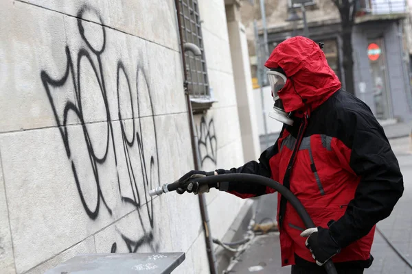 Arbetstagaren Rengör Graffitin Från Offentlig Byggnadsmur Med Hjälp Tryckluftsblaster — Stockfoto