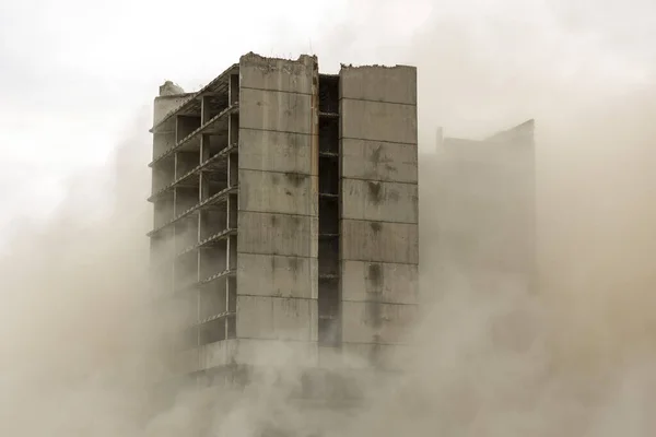 Vecchia Demolizione Edifici Mediante Implosione Controllata Con Esplosivi — Foto Stock