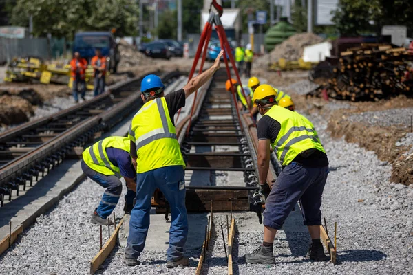 Arbetstagare Installerar Nya Spårvagnsräls Ombyggnad Rutten — Stockfoto