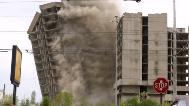 爆発物を使用した制御された侵入による古い建物の解体 — ストック動画